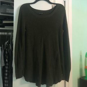 Oversized green sweater with rounded bottom